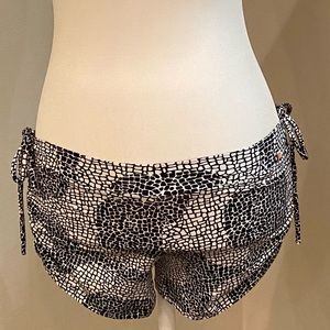 Shakti Side String Short